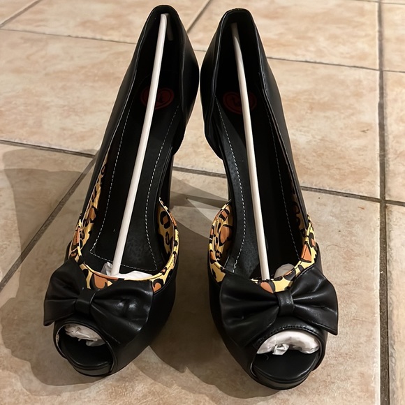 T.U.K. Black Leopard Print Bow Peep Toe with Heart Cut Out Heel size 11 - Picture 4 of 10